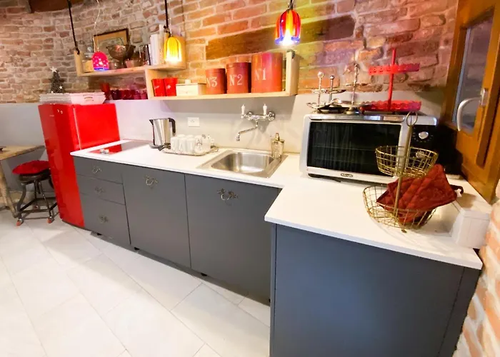 Rosso Charm Bed and Breakfast Βενετία