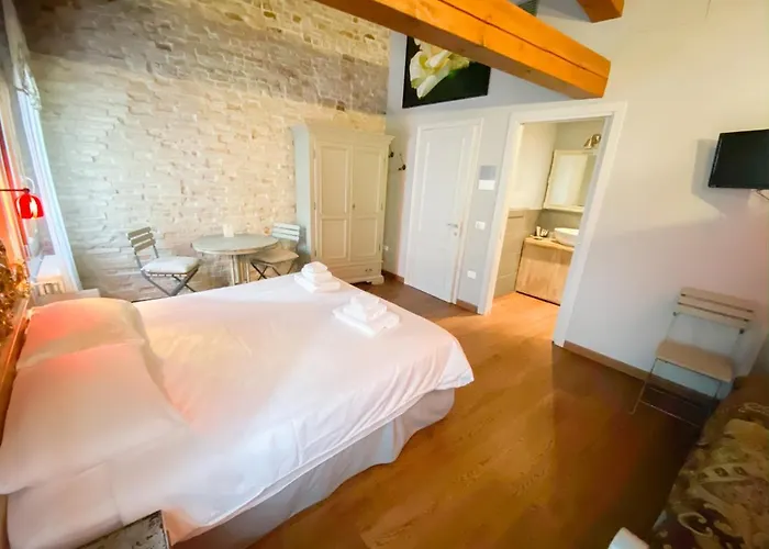 Rosso Charm Bed and Breakfast Βενετία