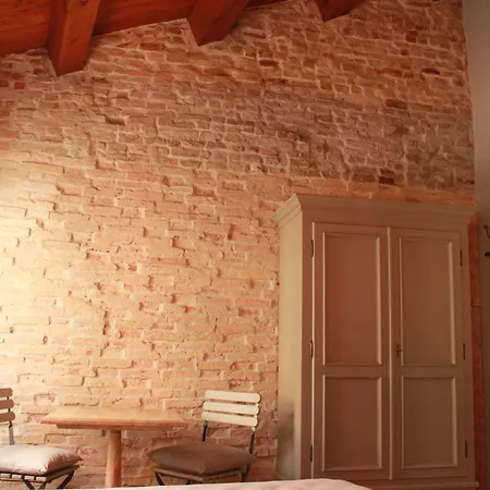 ベッド・アンド・ブレックファスト ロッソ チャーム B＆b