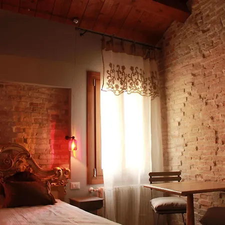 Rosso Charm Bed & Breakfast Benátky