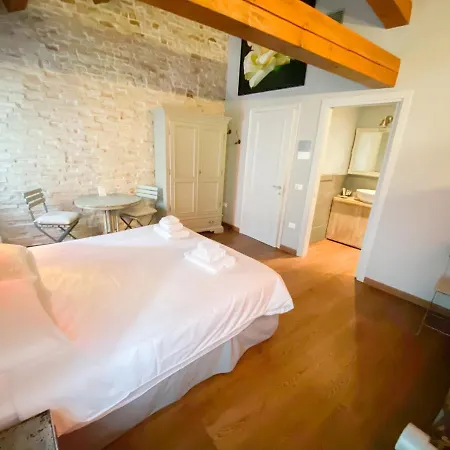 Rosso Charm Bed & Breakfast Benátky